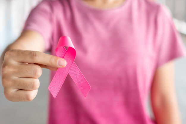 octubre mes concientizacion sobre cancer mama mujer camiseta rosa mano sosteniendo cinta rosa apoyar personas que viven padecen enfermedades concepto salud dia internacional mujer dia mundial cancer 42256